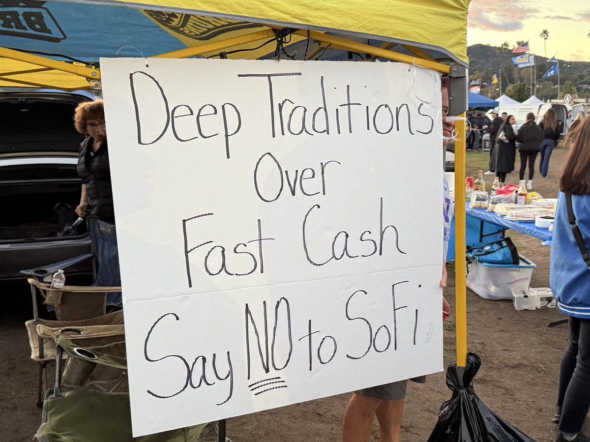 Mike Regalado 🏀🏈🎧 (@mikeregaladola) on Twitter photo 