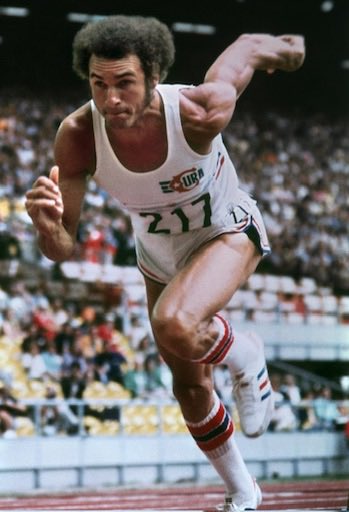 Hoy visité al más grande de todos los tiempos, al querido Juantorena, que ayer cumplió 75 años. Conversamos con su esposa, con su familia y con los compañeros del INDER, quienes lo cuidan y atienden permanentemente. 

1/2