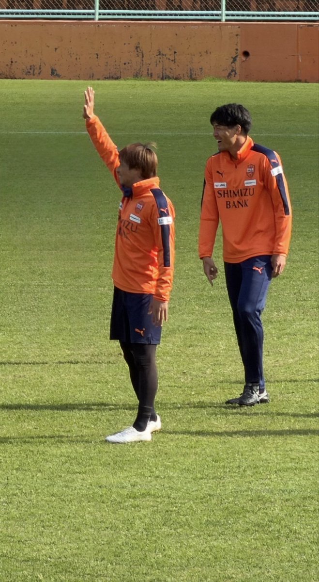 ch1nku11's tweet image. 写真で一言とかで使えそうな素材あった🤣
ニンマリ顔で手を挙げる #乾貴士 と隣で爆笑してる #羽田健人 🤭🤭🤭

#spulse
#三保活