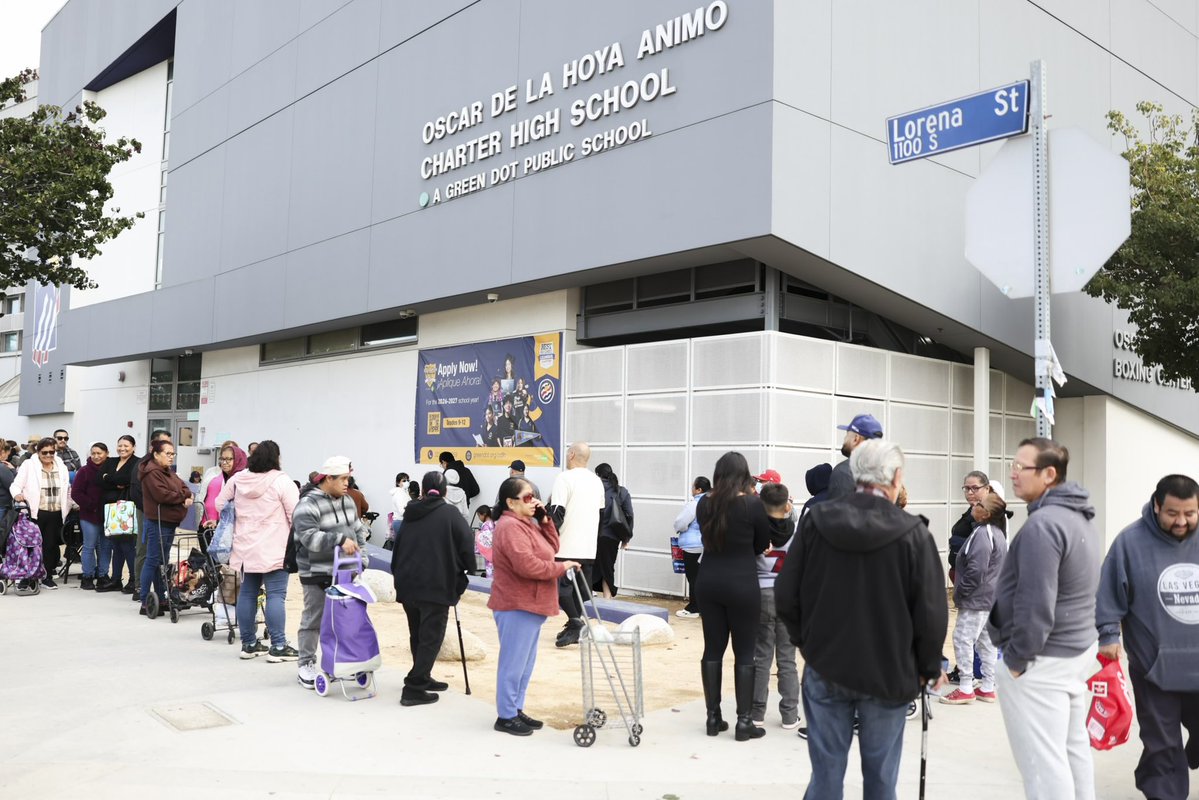 OscarDeLaHoya's tweet image. 26 years of giving turkeys to those in need at the high school I founded. Thank you to the entire goldenboy team
