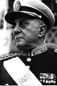 tomascarretto's tweet image. Desde 1958 a la fecha solamente en dos gobiernos un militar ocupó el cargo ejecutivo de Ministro de Defensa:  las dictaduras de Videla y Viola (con violaciones masivas a los DD.HH). Y donde casi terminamos en una guerra con Chile. 

Ni siquiera el resto de los gobiernos militares…