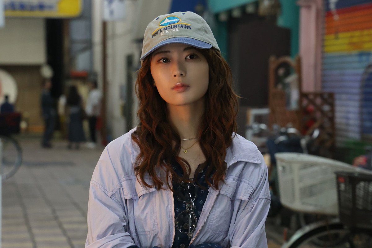 modelpress's tweet image. 「ふたりエスケープ」 第8話 🐼

先輩（岩本蓮加）
後輩（冨里奈央）の実家へ 

後輩からの一言に引っ掛かり…

🔻写真・詳細はこちら
mdpr.jp/drama/4684503

#乃木坂46 #ふたりエスケープ @futari_escape