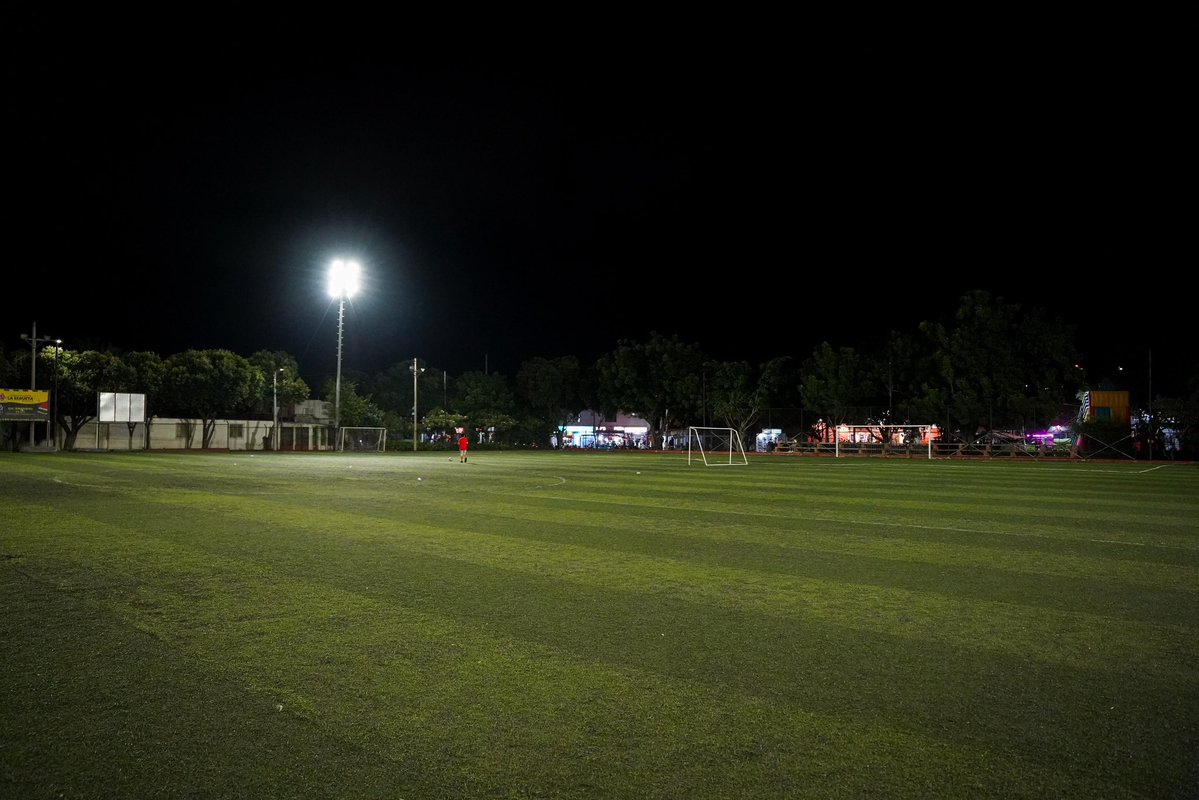 DanielRestrepoC's tweet image. Visitamos la cancha sintética Vallesters, en la Ciudadela La Libertad en Cúcuta; un espacio que como equipo ayudamos a gestionar hace 10 años.

Hoy sigue siendo un ejemplo de nuestro compromiso con el deporte, la transformación social y el desarrollo de los territorios. 💙⚽