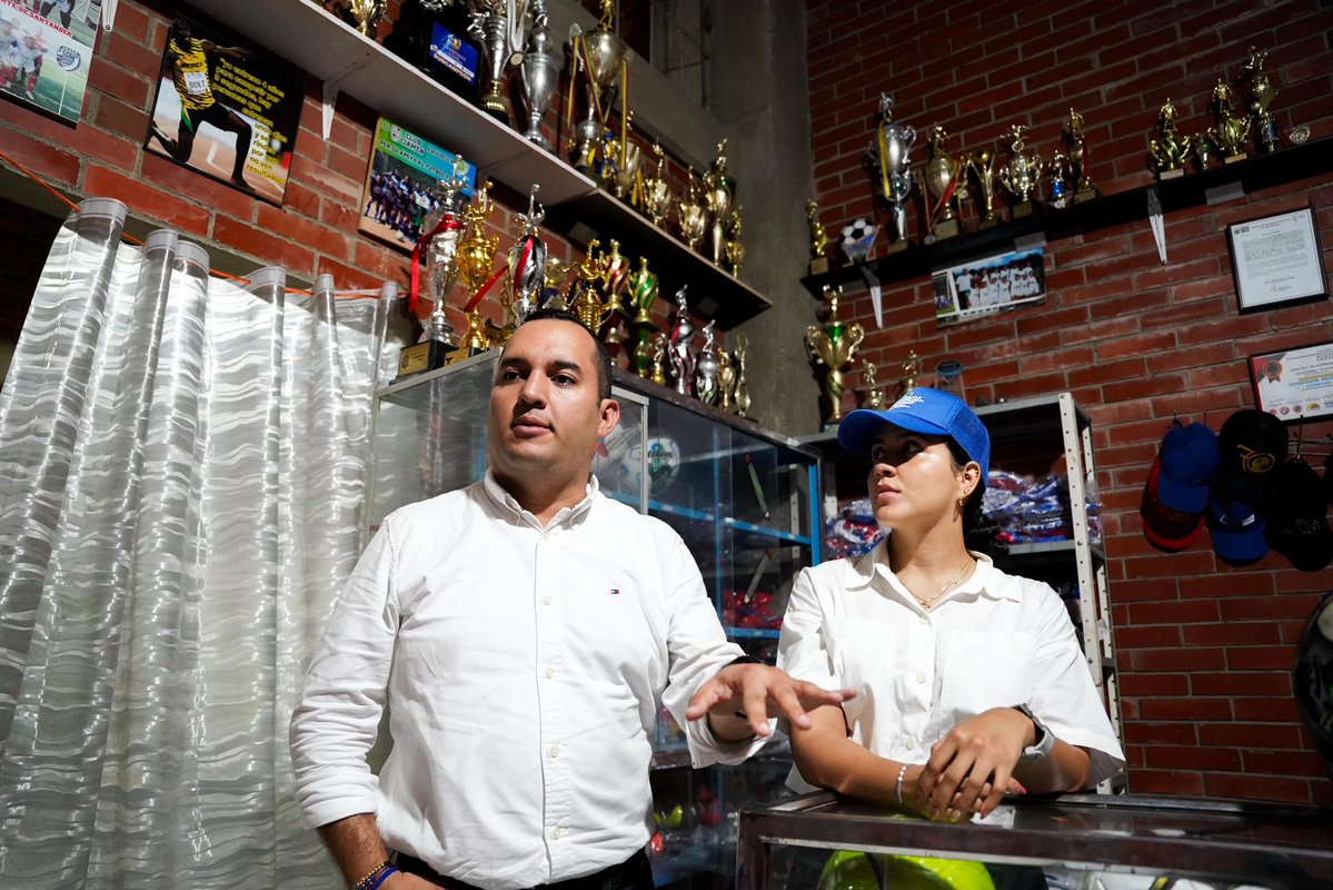 DanielRestrepoC's tweet image. Visitamos la cancha sintética Vallesters, en la Ciudadela La Libertad en Cúcuta; un espacio que como equipo ayudamos a gestionar hace 10 años.

Hoy sigue siendo un ejemplo de nuestro compromiso con el deporte, la transformación social y el desarrollo de los territorios. 💙⚽