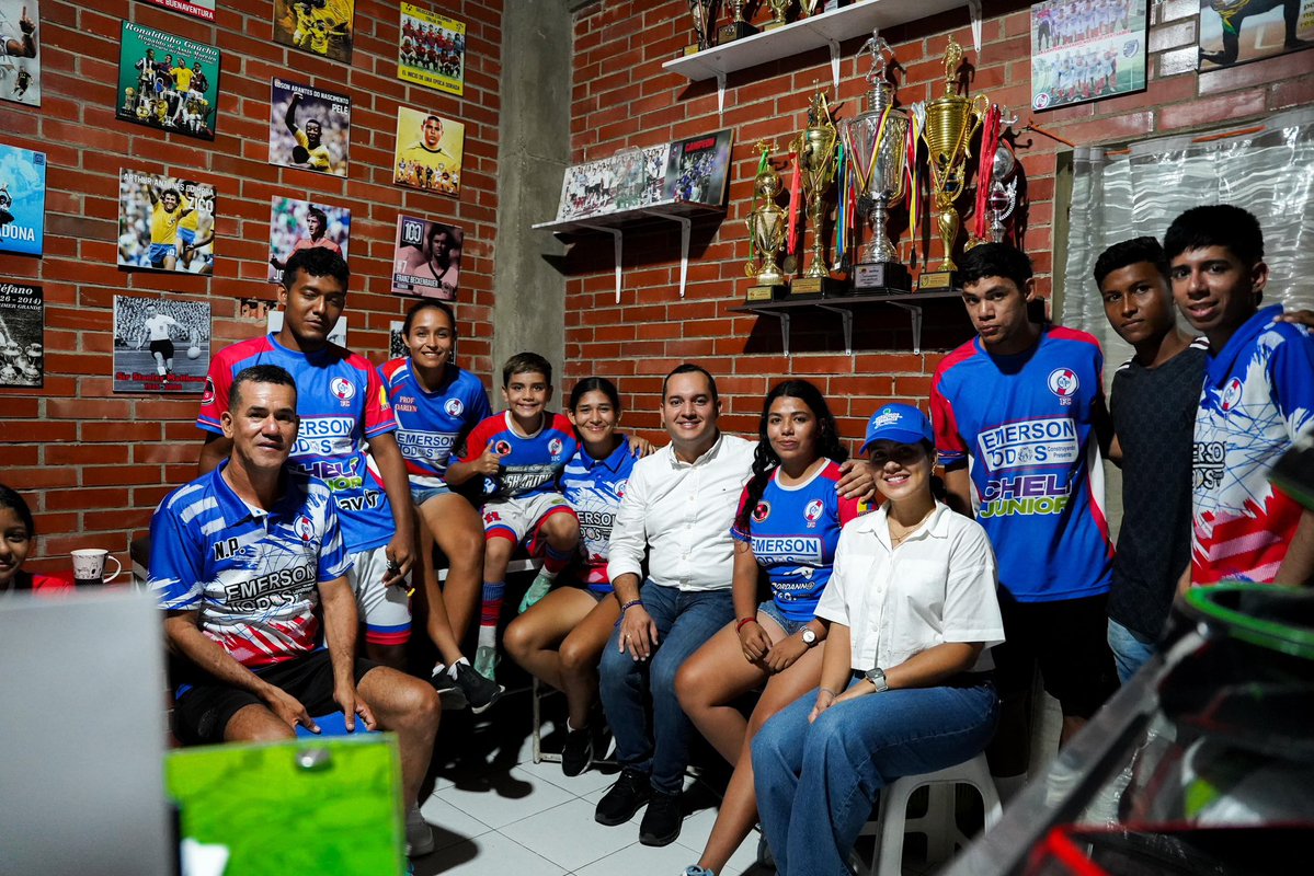DanielRestrepoC's tweet image. Visitamos la cancha sintética Vallesters, en la Ciudadela La Libertad en Cúcuta; un espacio que como equipo ayudamos a gestionar hace 10 años.

Hoy sigue siendo un ejemplo de nuestro compromiso con el deporte, la transformación social y el desarrollo de los territorios. 💙⚽