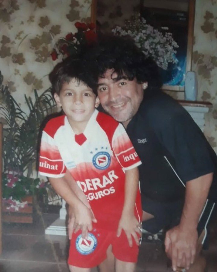 Y sí, mira si no va a ser crack, es de familia.