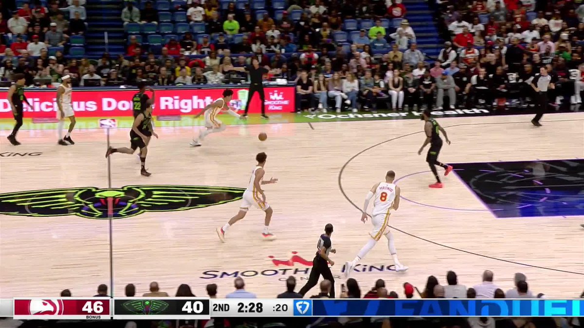 JJ no-look lob to KP 😳 