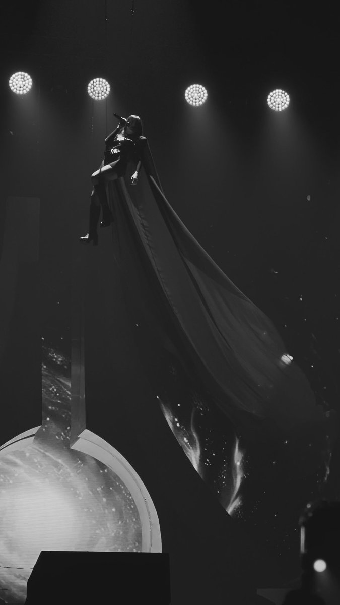 AndCosimo's tweet image. Nonostante il palco fatto per quelli alti da 1.80 in su e le prove coraggio stile isola dei famosi ogni volta che partiva la fiammata é stato uno spettacolo che ha superato ogni aspettativa. 🔥 #annalisa