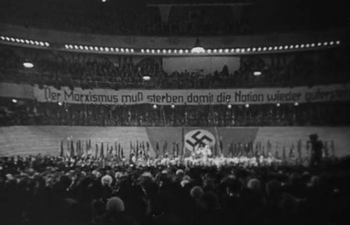 “Nazismo y comunismo son lo mismo”. Son tan iguales, que los nazis decidieron desde el 1er discurso de Hitler como canciller, en 1933, montar una pancarta de cien metros que dijera: “el marxismo debe morir para que la nación vuelva a resurgir”.

Axel Káiser, eres un imbécil.