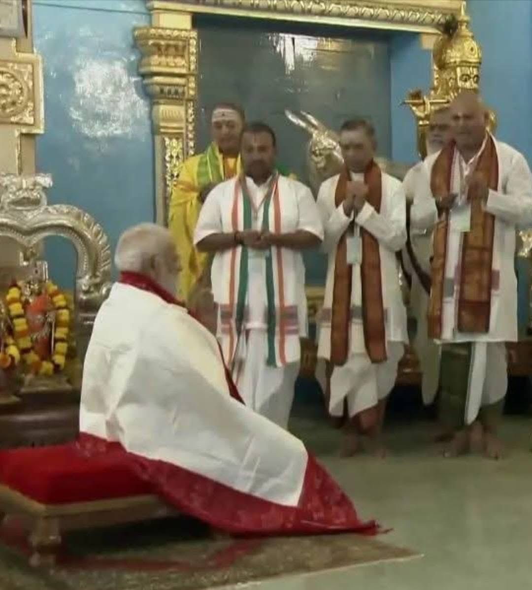 NehaSinghratho's tweet image. अंध भक्तों को इस तस्वीर में मोदी भगवान दिख रहे होंगे लेकिन मुझे तो शक्ल से वोट चोर दिख रहा है??