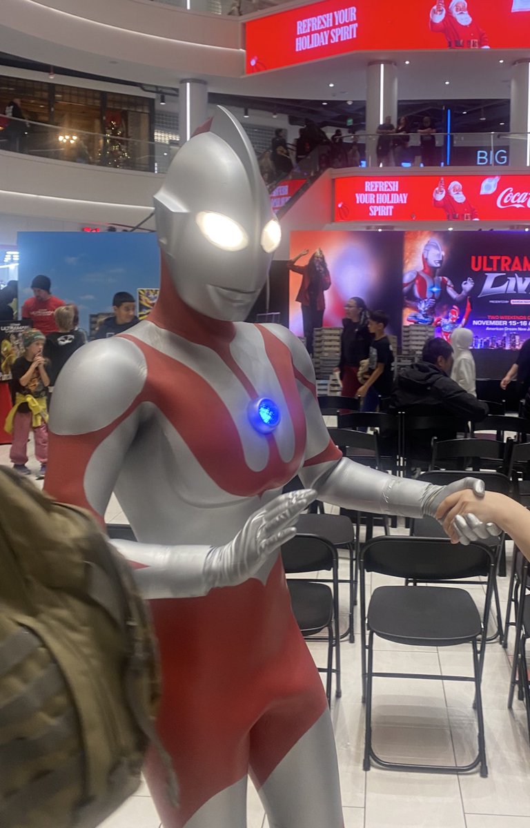 Man Ultraman is so good. He’d finished his last meet/greet and saw a lot of kids hadn’t gotten in line in time, so he wandered into the crowd and greeted every single child who was watching, and the adults, and everyone who hadn’t had a chance. 

I love Ultraman so much