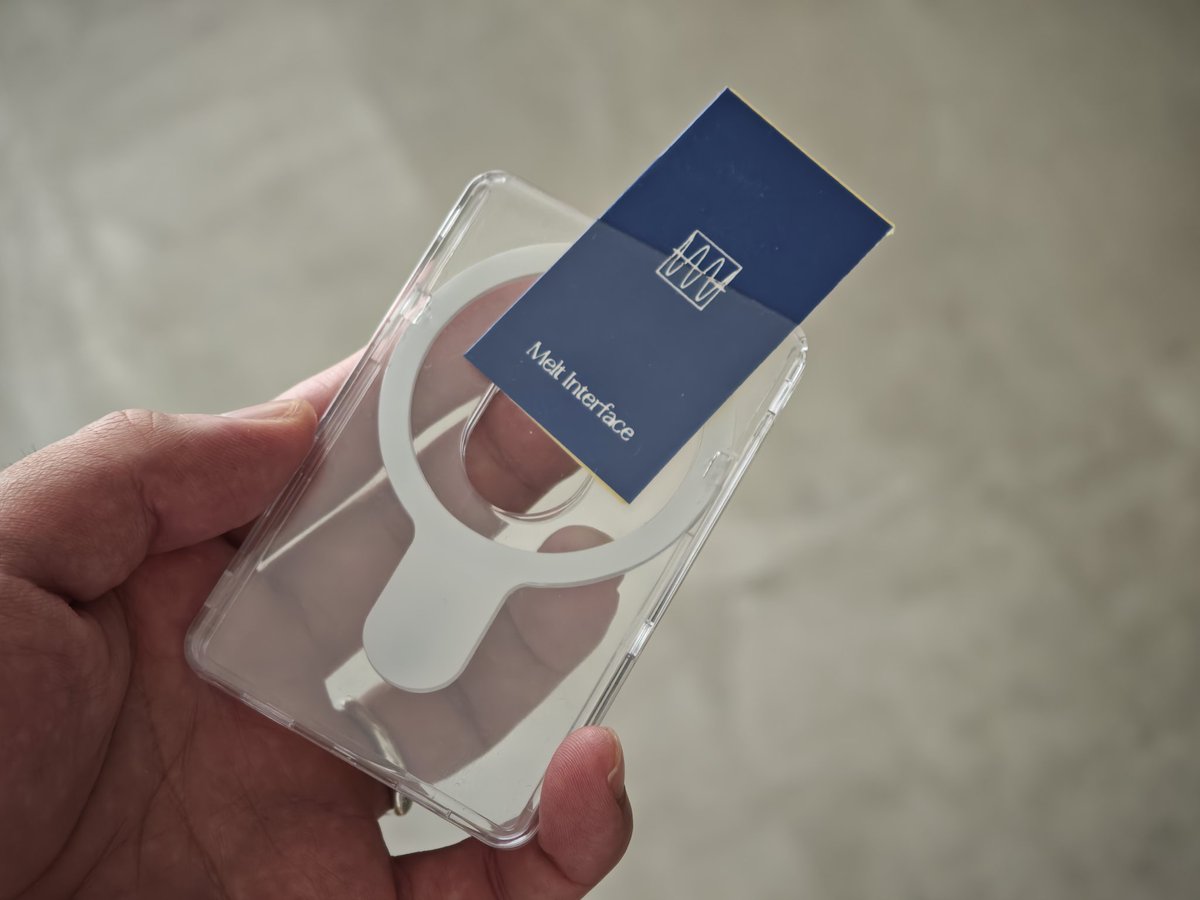 Paraph14's tweet image. iFaceの透明MagSafeカードケース、ステッカーとカードでそれぞれポケットがあって、好きな装飾できてめっちゃ可愛くて便利。

そしてトリニティのクリアケースはMagSafeリングが搭載されてないのにMagSafeが使えるという画期的なケース。

この組み合わせめっちゃ気に入った。