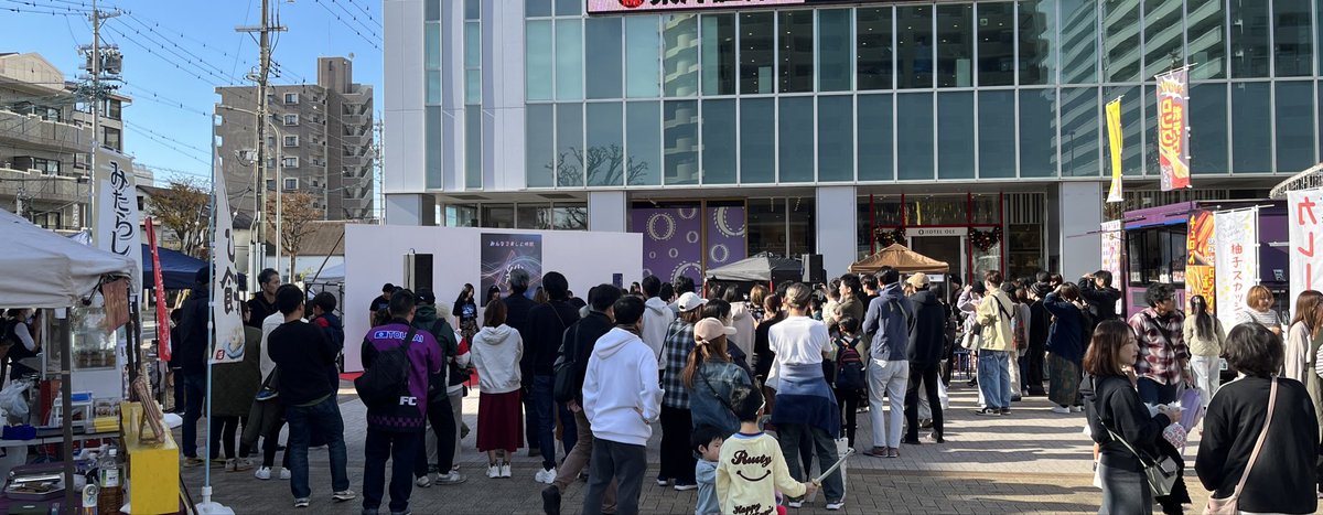 藤枝駅南口広場にて『絆～キッズパフォーマンス＆食がつなぐマルシェ』がスタート
藤枝MYFCの試合の前にでも立ち寄って、ダンスステージと人気のグルメを楽しんでください。
#マルシェ #藤枝駅 #ダンス #グルメ