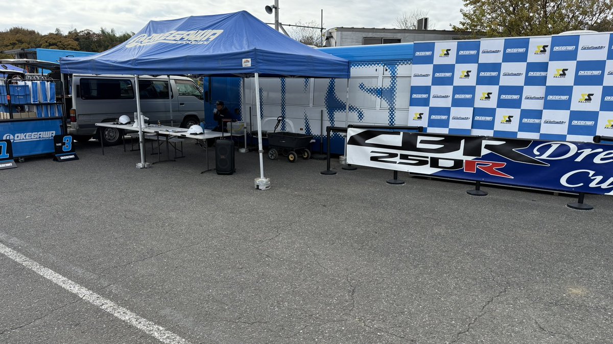 今日のSキラは暫定表彰方式。
GPチックなポディウムができてます。
入賞予定の選手はチームの方にマシンのスタンドを頼んでおくとよろし🤣
#桶川スポーツランド
#SSKILLERS