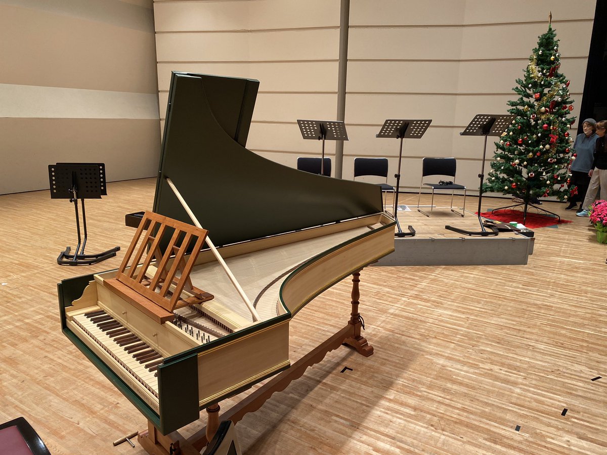 島口孝仁さん製作イタリアンのデビュー演奏会、本日です！
上品な音色ながら700人のホールにもちゃんと音が通る素晴らしい楽器です。舞台上のクリスマスツリー(！)との相性もぴったり。当日券あります。