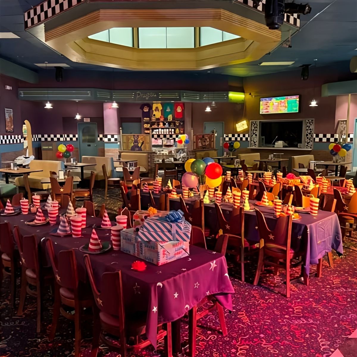 _Noa_X_Star_'s tweet image. Will never get over how just AMAZING the pizzeria from the first movie looked.🙏
#FNAFMovie #FNAF2 #FNAF2Movie