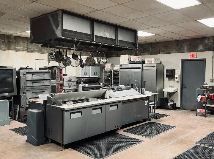 _Noa_X_Star_'s tweet image. Will never get over how just AMAZING the pizzeria from the first movie looked.🙏
#FNAFMovie #FNAF2 #FNAF2Movie