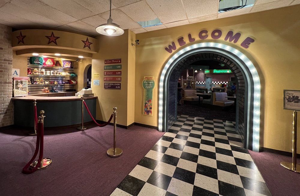 _Noa_X_Star_'s tweet image. Will never get over how just AMAZING the pizzeria from the first movie looked.🙏
#FNAFMovie #FNAF2 #FNAF2Movie