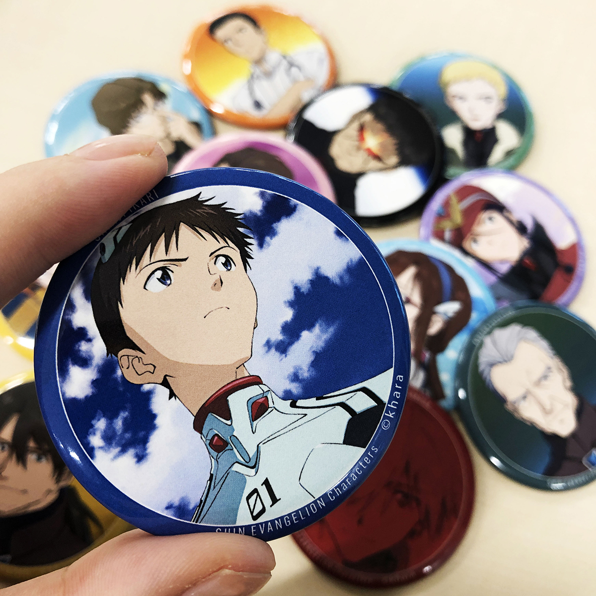 ラスト1個 当選品 エヴァンゲリオン シンジ 缶バッジ 1周年記念 オンライン】《ピックアップ》 缶バッジをご紹介！ EVANGELION STORE