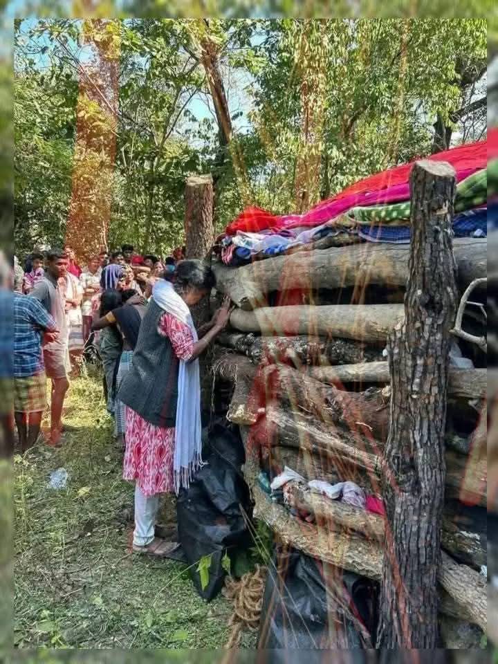 ashokdanoda's tweet image. यह जो महिला मिलिटेंट लीडर हिडमा के दाह संस्कार से पहले उस को नमन कर रही है उसका नाम सोनी सोरी है! 
जिस महिला को निर्दोष होते हुए केवल इस लिए गु&apos;प्तां&apos;गों में पत्थर और मिर्च का पावडर भ&apos;र दिया था कि वो एक आदिवासी थी,
और अपने जमीन और जंगल को माइनिंग के लिए विरोध कर रही थी!

वो कोई…