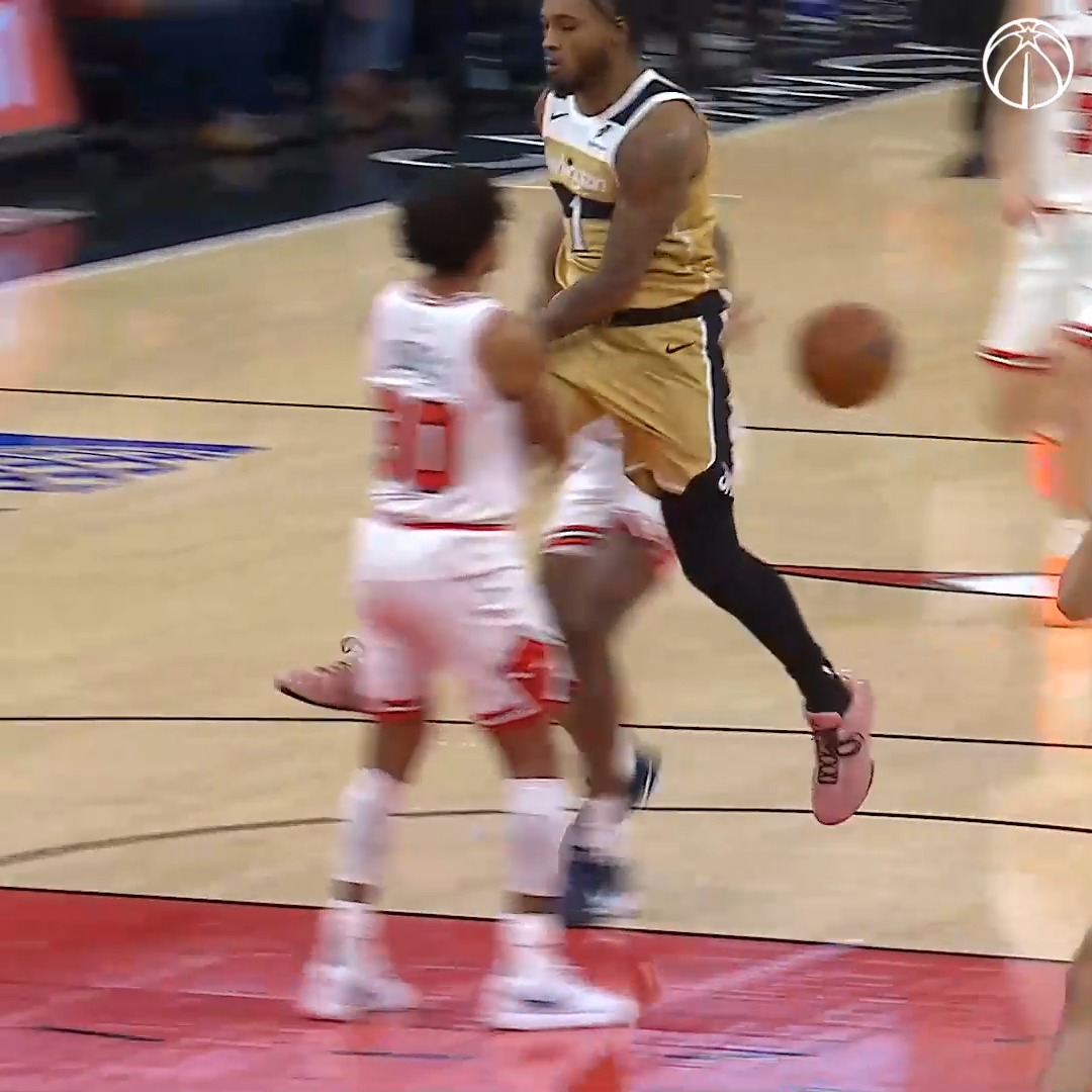 This behind-the-back dime from Cam goes CRAZY 💰

👀 Wait 'til the end for the replay. 