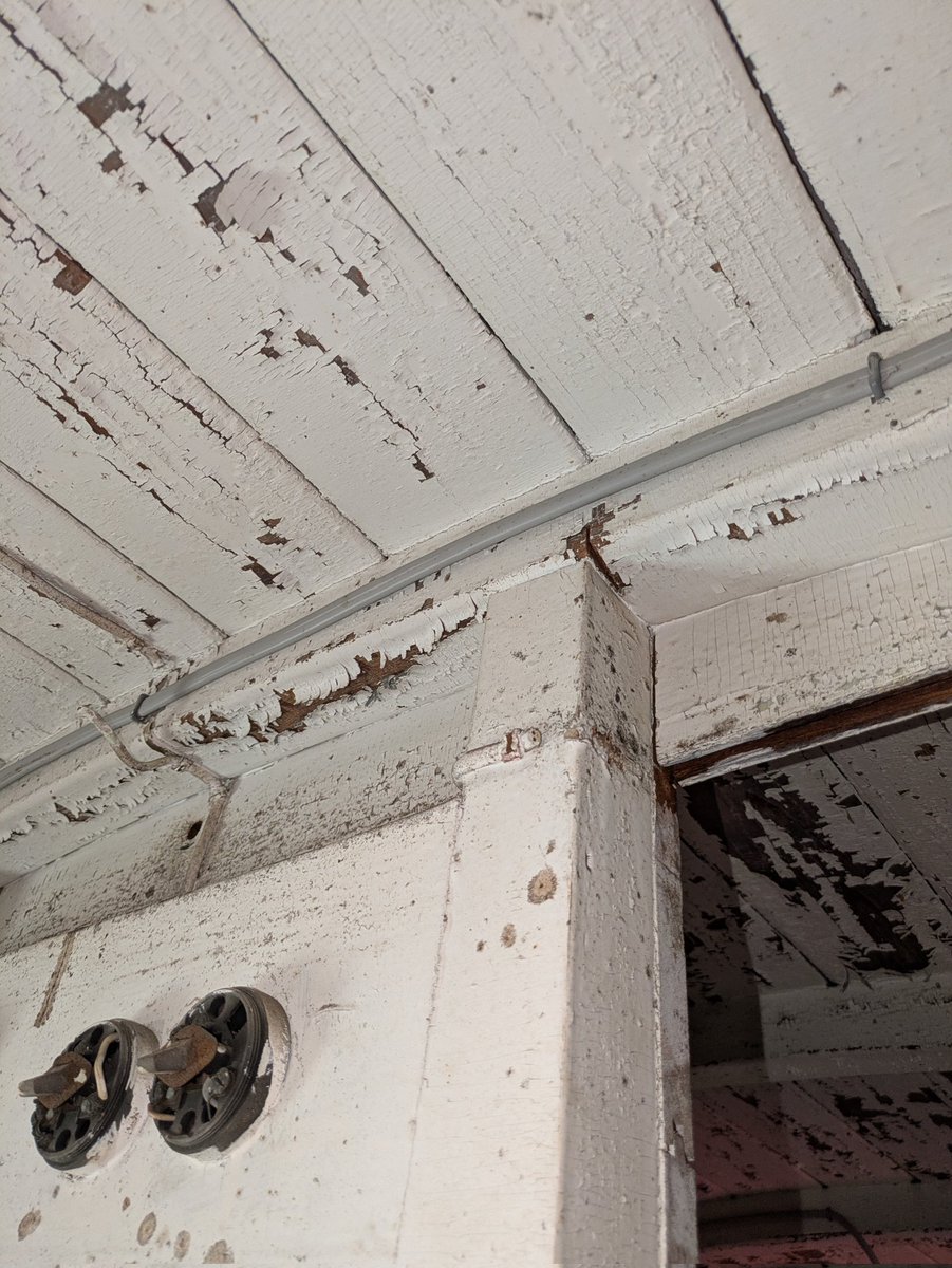 そういえば、今現在ホカフにホテル側で追加されていたVVFケーブルを撤去中
絶縁ステープルがクッソ固くて抜けない(:3_ヽ)_