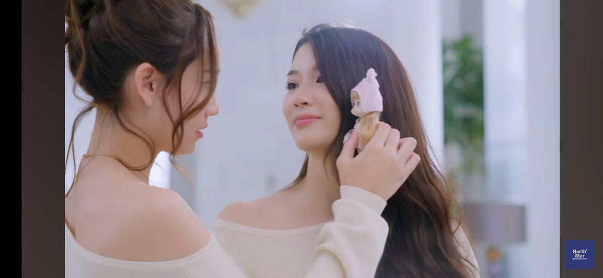 นี่มันร่างโคลนพี่แอฟ ทักษอร ชัดๆ จินนี่หลายๆมุมนี่เหมือนพี่แอฟ สวยแบบนางฟ้า สวยแบบผู้ดี บอกเลยว่าจินนี่ไปได้อีกไกลอย่างแน่นอน จะรอซัพพอร์ตและติดตามผลงานน้องตลอดไปจ้า  #PoisonousLoveFinalEP #PoisonousLoveTheSeriesEP10 #GinJay #ginnynatnicha ENDLESS LOVE