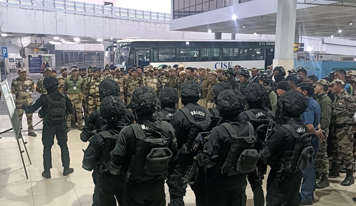 CISFAirport's tweet image. A Joint Counter-Terrorist Mock Exercise was conducted at #DelhiAirport with #CISF, #NSG &amp;amp; other key stakeholders to assess threat response, tactical preparedness &amp;amp; inter-agency coordination, ensuring readiness against emerging aviation security threats. @nsgblackcats @CISFHQrs