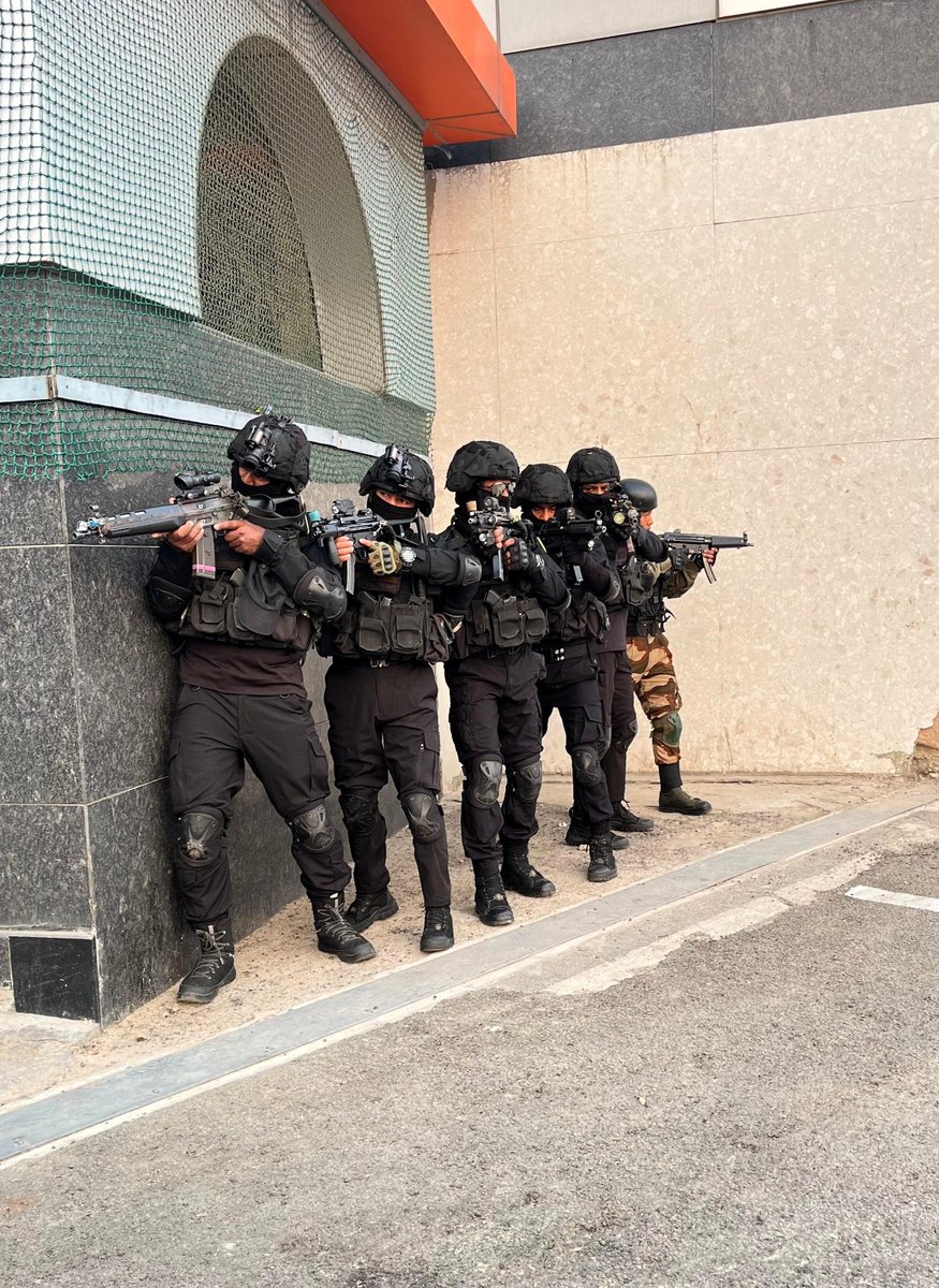 CISFAirport's tweet image. A Joint Counter-Terrorist Mock Exercise was conducted at #DelhiAirport with #CISF, #NSG &amp;amp; other key stakeholders to assess threat response, tactical preparedness &amp;amp; inter-agency coordination, ensuring readiness against emerging aviation security threats. @nsgblackcats @CISFHQrs