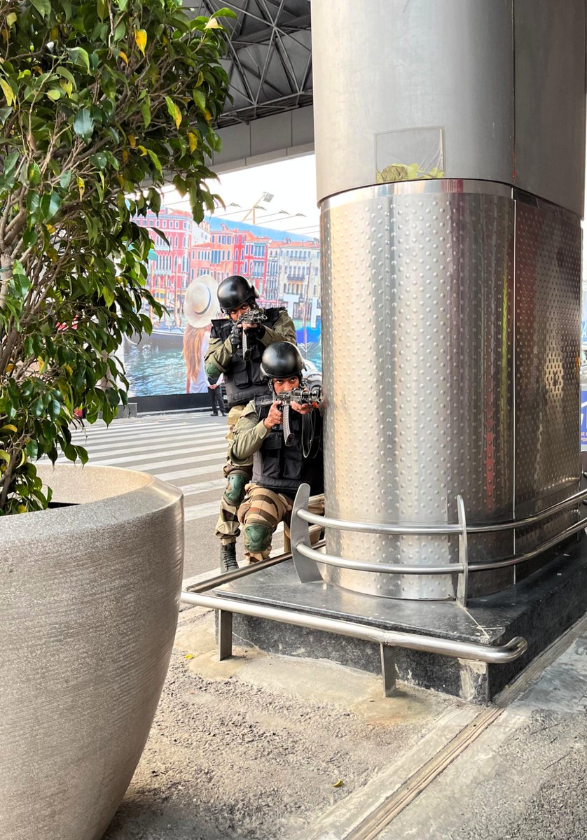 CISFAirport's tweet image. A Joint Counter-Terrorist Mock Exercise was conducted at #DelhiAirport with #CISF, #NSG &amp;amp; other key stakeholders to assess threat response, tactical preparedness &amp;amp; inter-agency coordination, ensuring readiness against emerging aviation security threats. @nsgblackcats @CISFHQrs