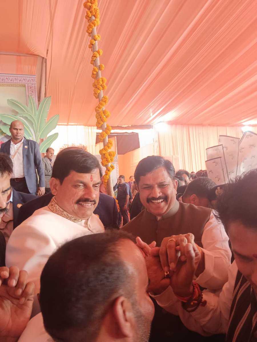 DrKPSinghYadav's tweet image. आज उज्जैन में प्रदेश के लोकप्रिय एवं कर्मठ मुख्यमंत्री @DrMohanYadav51 जी के सुपुत्र चि. डॉ. अभिमन्यु यादव एवं सौ. डॉ.इशिता यादव के विवाहोत्सव के शुभ अवसर पर उपस्थित होकर वर-वधू को सुखद एवं सफल वैवाहिक जीवन की हार्दिक शुभकामनाएँ प्रेषित की।

सामूहिक विवाह समारोह में अपने पुत्र का…