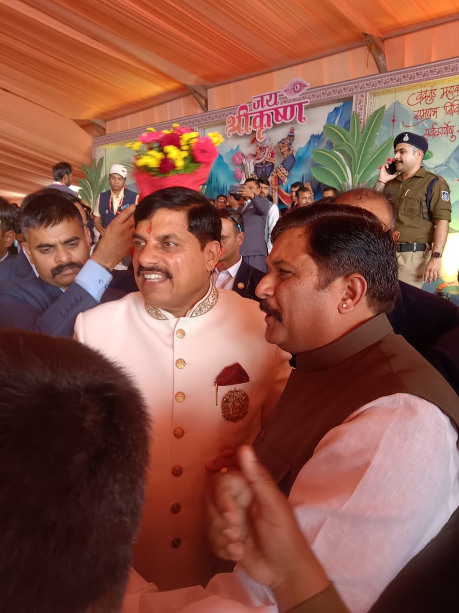 DrKPSinghYadav's tweet image. आज उज्जैन में प्रदेश के लोकप्रिय एवं कर्मठ मुख्यमंत्री @DrMohanYadav51 जी के सुपुत्र चि. डॉ. अभिमन्यु यादव एवं सौ. डॉ.इशिता यादव के विवाहोत्सव के शुभ अवसर पर उपस्थित होकर वर-वधू को सुखद एवं सफल वैवाहिक जीवन की हार्दिक शुभकामनाएँ प्रेषित की।

सामूहिक विवाह समारोह में अपने पुत्र का…