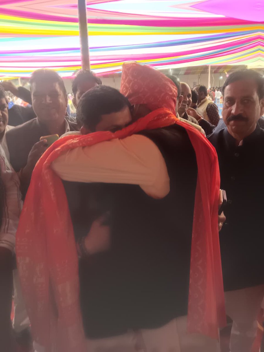 DrKPSinghYadav's tweet image. आज उज्जैन में प्रदेश के लोकप्रिय एवं कर्मठ मुख्यमंत्री @DrMohanYadav51 जी के सुपुत्र चि. डॉ. अभिमन्यु यादव एवं सौ. डॉ.इशिता यादव के विवाहोत्सव के शुभ अवसर पर उपस्थित होकर वर-वधू को सुखद एवं सफल वैवाहिक जीवन की हार्दिक शुभकामनाएँ प्रेषित की।

सामूहिक विवाह समारोह में अपने पुत्र का…