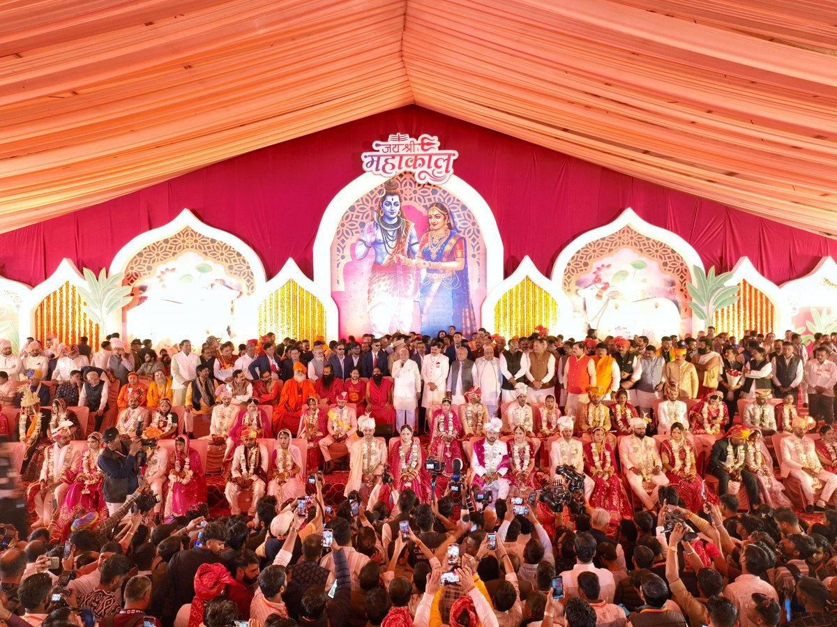 DrMohanYadav51's tweet image. बाबा महाकाल, भगवान श्री गोपाल कृष्ण की असीम कृपा और पूज्य माताजी-पिताजी के आशीर्वाद से आज सुपुत्र डॉ. अभिमन्यु और सौभाग्यवती डॉ. ईशिता सहित कुल 21 नवयुगल सामूहिक विवाह समारोह में परिणय सूत्र में बंधे।

सनातन संस्कृति, सामाजिक समरसता और समानता की त्रिवेणी बने इस मांगलिक अवसर पर आप…