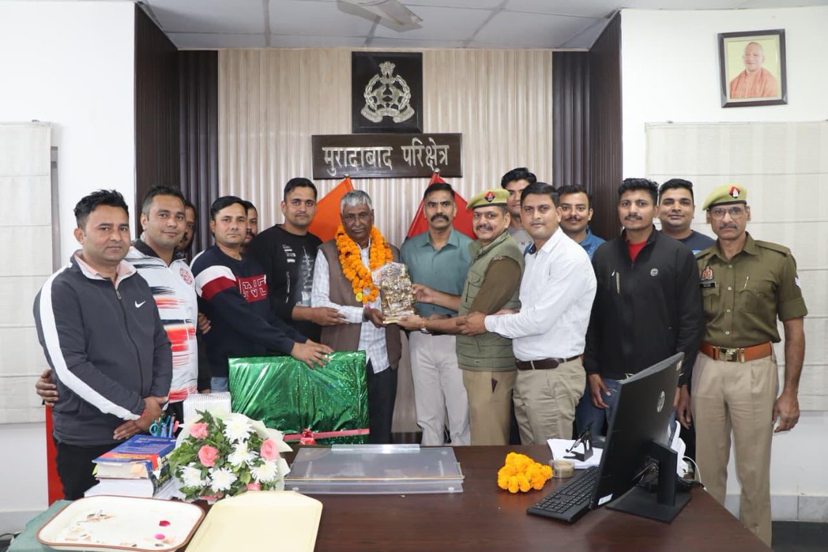 digmoradabad's tweet image. .@digmoradabad @IPSMUNIRAJ G द्वारा परिक्षेत्रीय कार्यालय में नियुक्त एच0सी0पी0 श्री महिपाल सिंह को अधिवर्षता आयु पूर्ण कर सेवानिवृत्त होने पर पुष्प-माला, अंग वस्त्र, स्मृति स्वरूप देकर अच्छे स्वास्थ्य एवं खुशहाल जीवन की शुभकामनाएं देते हुए विदाई दी गयी । 
#UPPOLICE