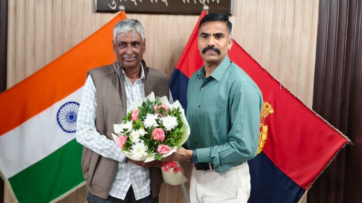 digmoradabad's tweet image. .@digmoradabad @IPSMUNIRAJ G द्वारा परिक्षेत्रीय कार्यालय में नियुक्त एच0सी0पी0 श्री महिपाल सिंह को अधिवर्षता आयु पूर्ण कर सेवानिवृत्त होने पर पुष्प-माला, अंग वस्त्र, स्मृति स्वरूप देकर अच्छे स्वास्थ्य एवं खुशहाल जीवन की शुभकामनाएं देते हुए विदाई दी गयी । 
#UPPOLICE