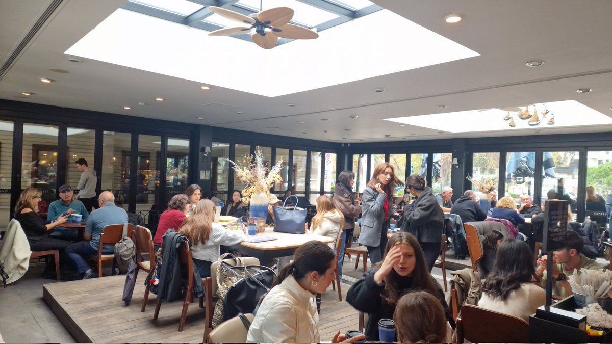 Ev gibi huzuru olan bostancı iskele nero bugün kalabalık olsa da kitap okumanın en güzel olduğu cafelerden biri

#bostancı
#caffenero