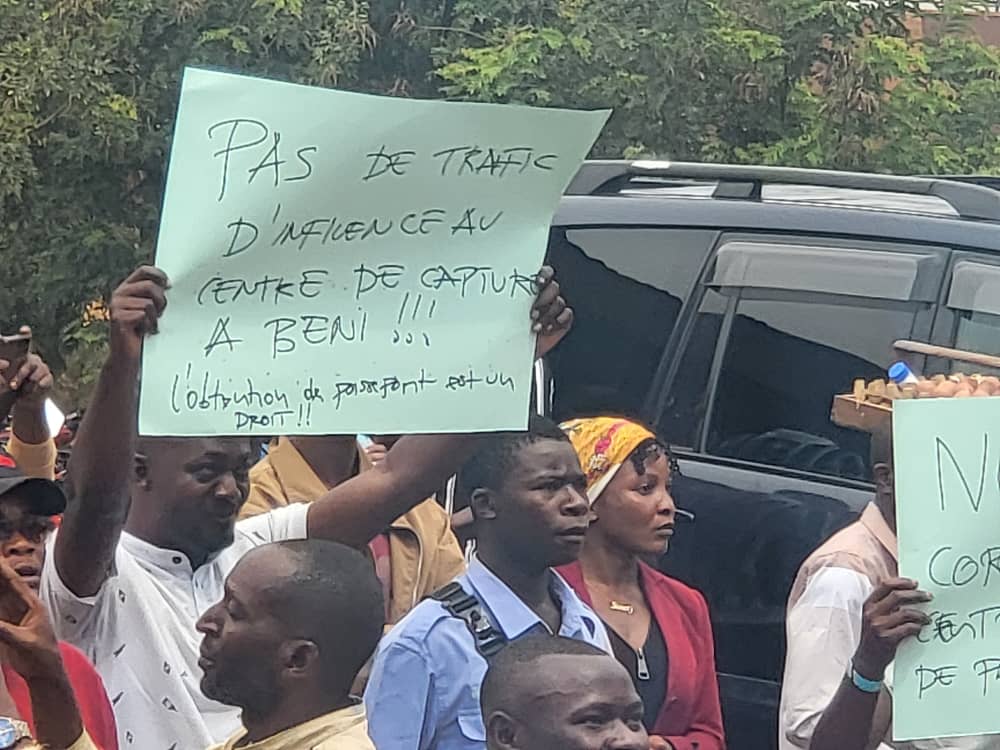 kabumba_justin's tweet image. #RDC|🇨🇩Ce dimanche, une marche de protestation s&apos;est tenue à Beni. Les manifestants s&apos;opposent au transfert des machines de capture des passeports vers la ville de Butembo. Alors que les autorités avaient annoncé que ces machines seraient déplacées, la population a exprimé son…