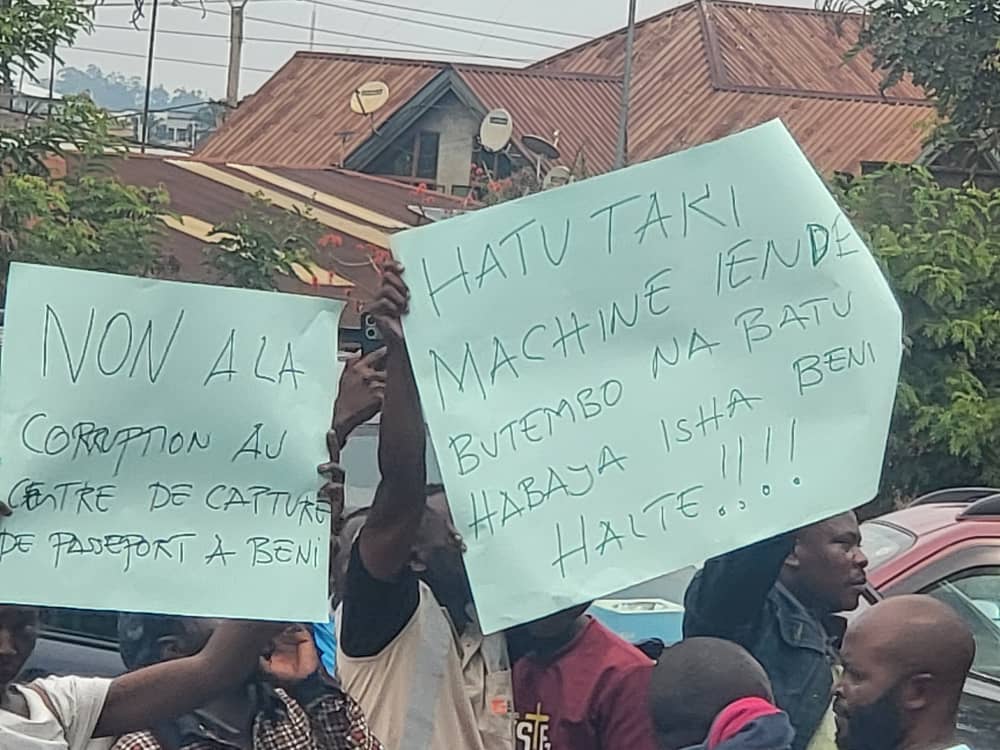 kabumba_justin's tweet image. #RDC|🇨🇩Ce dimanche, une marche de protestation s&apos;est tenue à Beni. Les manifestants s&apos;opposent au transfert des machines de capture des passeports vers la ville de Butembo. Alors que les autorités avaient annoncé que ces machines seraient déplacées, la population a exprimé son…