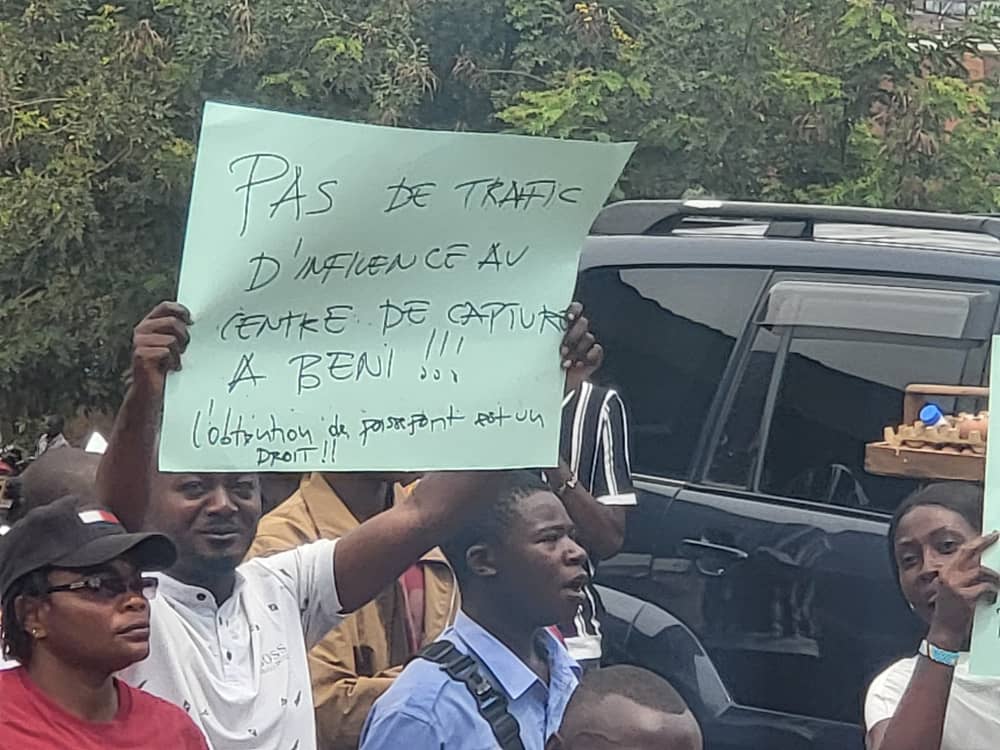 kabumba_justin's tweet image. #RDC|🇨🇩Ce dimanche, une marche de protestation s&apos;est tenue à Beni. Les manifestants s&apos;opposent au transfert des machines de capture des passeports vers la ville de Butembo. Alors que les autorités avaient annoncé que ces machines seraient déplacées, la population a exprimé son…