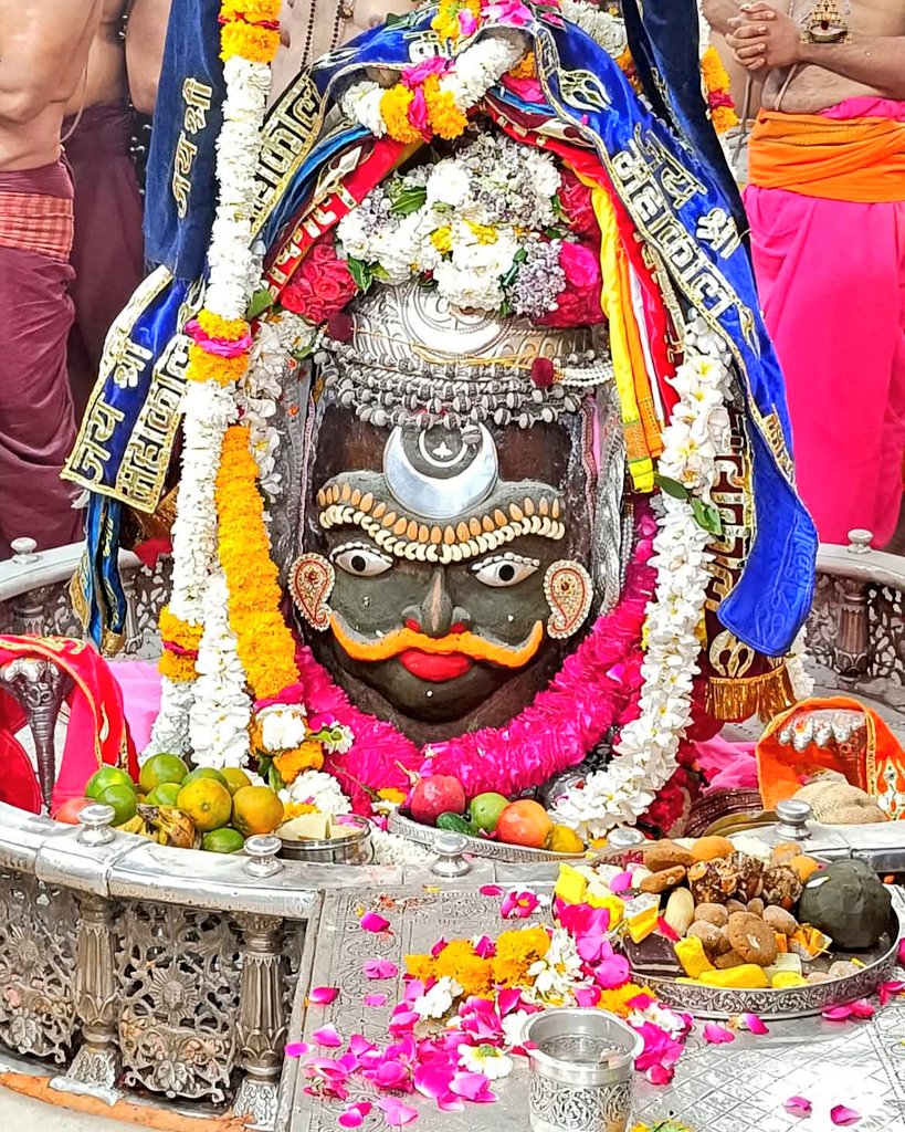 आज उज्जैन पहुंचकर श्री महाकालेश्वर मंदिर में बाबा महाकाल के दर्शन कर हृदय अभिभूत है।

प्रभु के दर्शन, पूजन कर उन्हें प्रणाम निवेदित किया और अहेतु कृपा करने वाले भोले बाबा से जगत कल्याण हेतु प्रार्थना की।

जय श्री महाकाल🙏🚩