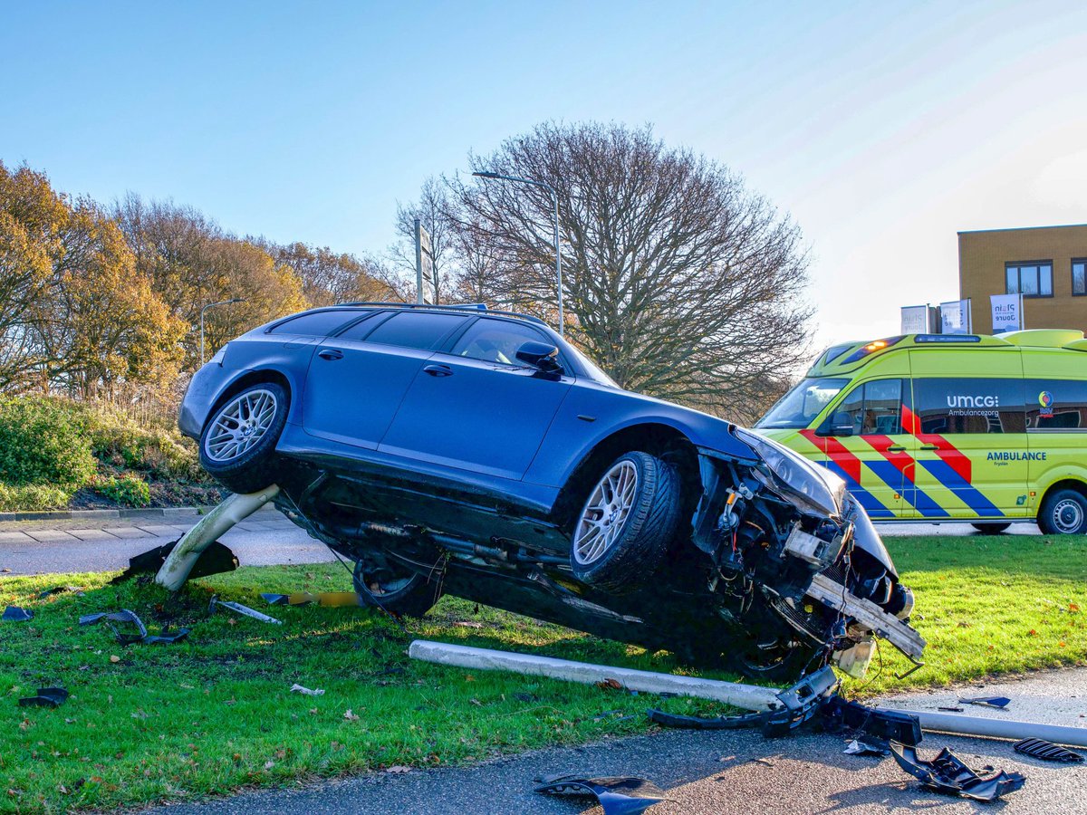 Auto vliegt over rotonde en belandt op lantaarnpaal in Joure