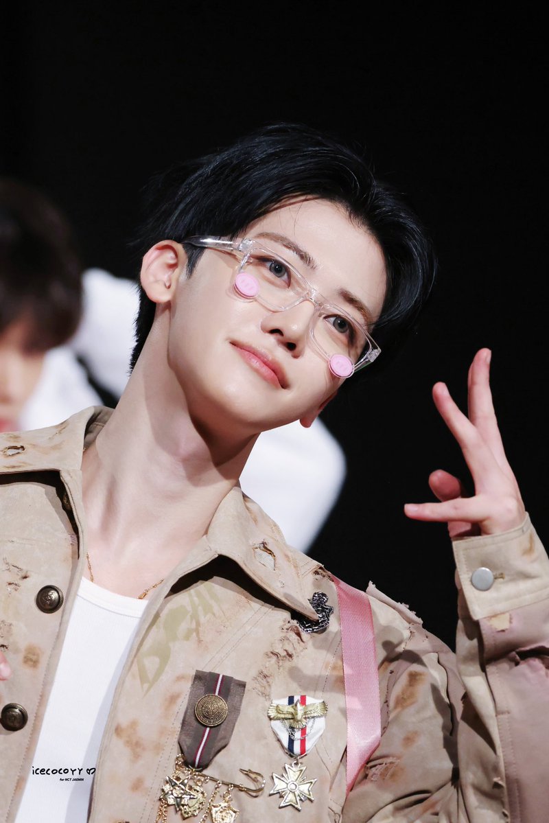 itznajaem's tweet image. FOREHEAD JAEMIN + GLASSES 😭😭😭😭😭😭😭😭😭😭😭😭😭 HE LOOKS SAUR GOOD 😭😭