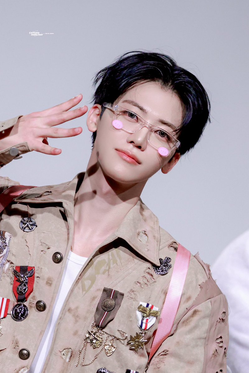 itznajaem's tweet image. FOREHEAD JAEMIN + GLASSES 😭😭😭😭😭😭😭😭😭😭😭😭😭 HE LOOKS SAUR GOOD 😭😭