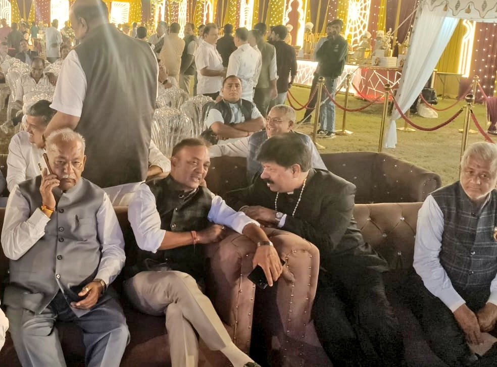 manishpareek23's tweet image. पाली में भाजपा के प्रदेश अध्यक्ष एवं राज्यसभा सांसद श्री मदन राठौड़ जी के सुपुत्र के वैवाहिक कार्यक्रम में शामिल होकर सुखद वैवाहिक जीवन हेतु शुभकामनाएं प्रेषित की। 

#Pali @madanrrathore जी