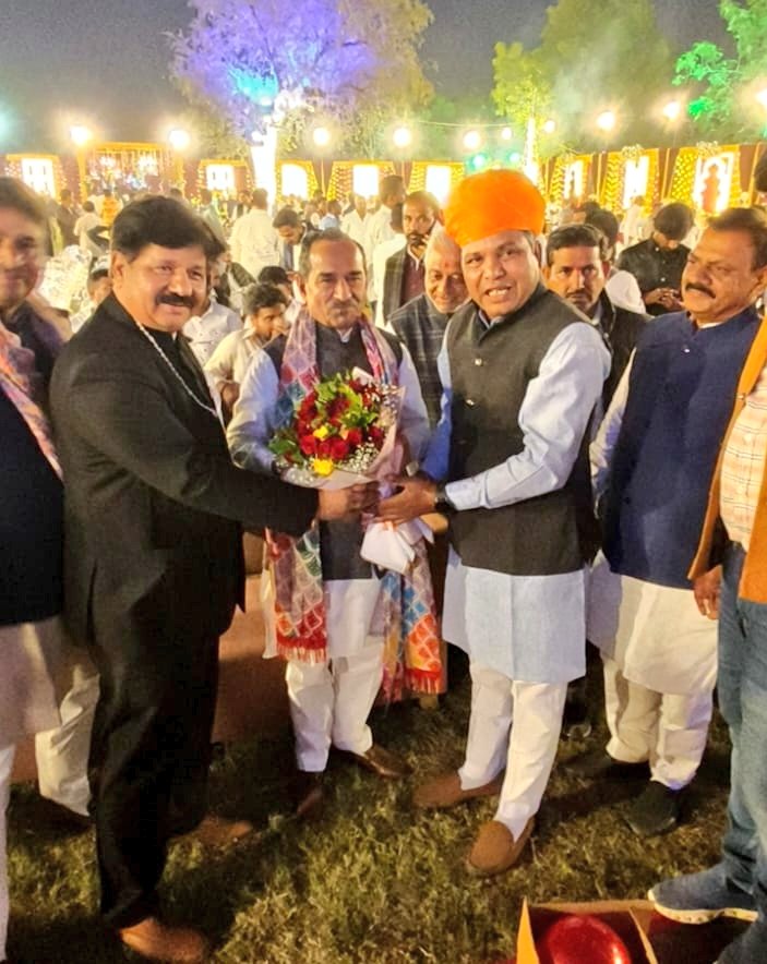 manishpareek23's tweet image. पाली में भाजपा के प्रदेश अध्यक्ष एवं राज्यसभा सांसद श्री मदन राठौड़ जी के सुपुत्र के वैवाहिक कार्यक्रम में शामिल होकर सुखद वैवाहिक जीवन हेतु शुभकामनाएं प्रेषित की। 

#Pali @madanrrathore जी