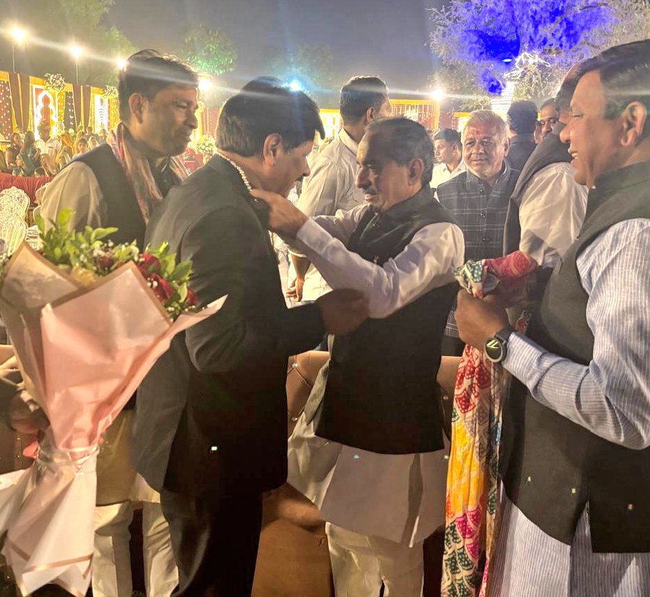 manishpareek23's tweet image. पाली में भाजपा के प्रदेश अध्यक्ष एवं राज्यसभा सांसद श्री मदन राठौड़ जी के सुपुत्र के वैवाहिक कार्यक्रम में शामिल होकर सुखद वैवाहिक जीवन हेतु शुभकामनाएं प्रेषित की। 

#Pali @madanrrathore जी