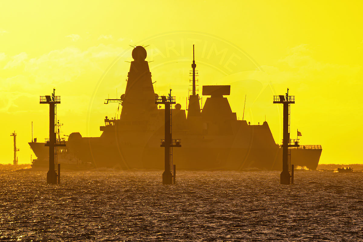 MaritimePhotos's tweet photo. That's @HMSDauntless retuning home from a seven-month deployment. #CSG25 #Type45 #Portsmouth https://t.co/TfSlHR6T6Q