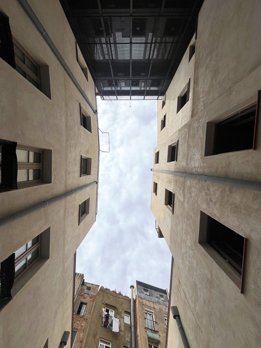 Bcnsingular's tweet image. Fins fa res, l'antiga casa fàbrica Alabau, al #Raval, queia a trossos. Avui llueix impecable: BCA Arquitectura ha rehabilitat completament l'edifici, destinat a habitatge públic. També els esgrafiats de la façana, concebuda en el seu moment per unir les dues quadres (Botella 16)