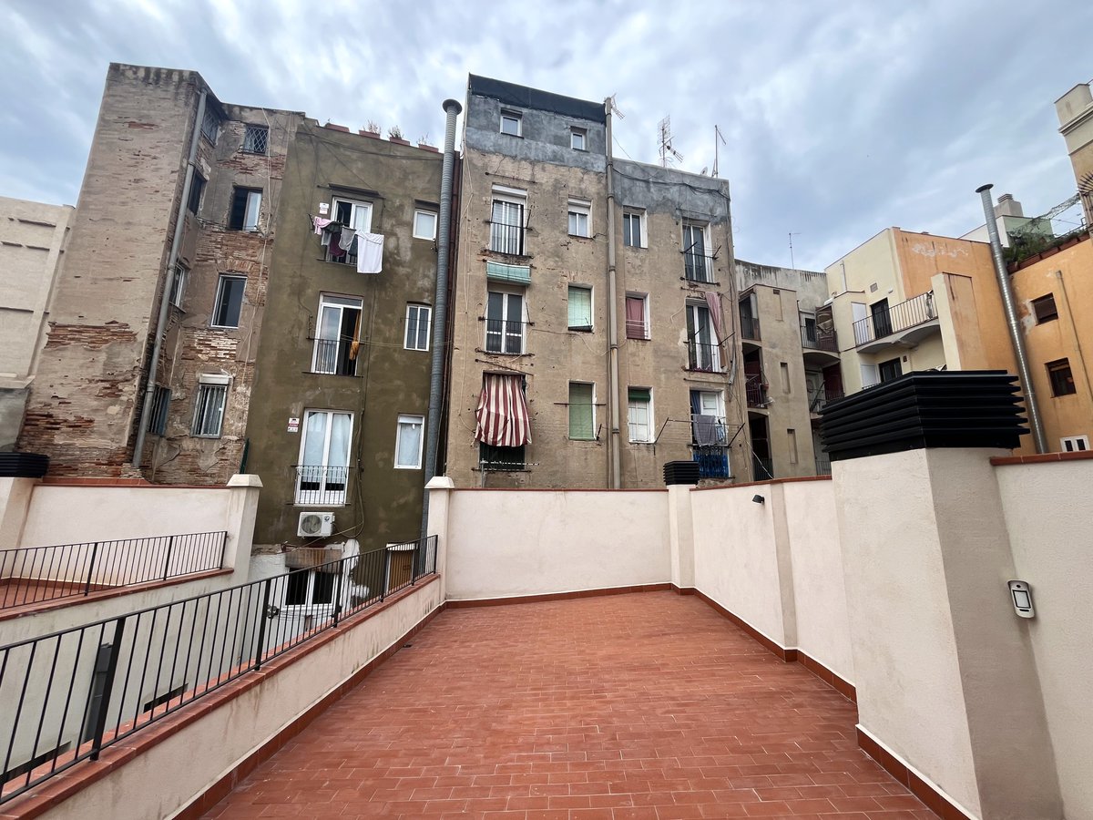 Fins fa res, l'antiga casa fàbrica Alabau, al #Raval, queia a trossos. Avui llueix impecable: BCA Arquitectura ha rehabilitat completament l'edifici, destinat a habitatge públic. També els esgrafiats de la façana, concebuda en el seu moment per unir les dues quadres (Botella 16)